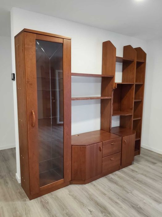 Móvel de sala, madeira sólida, marcas de uso