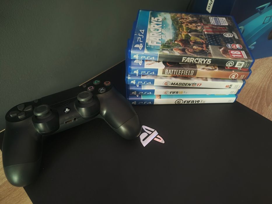 Konsola PS4 PRO komplet z padem i grami