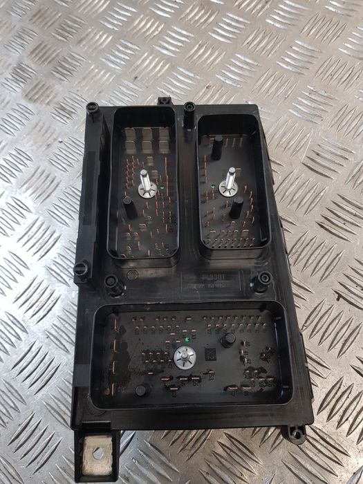 Skrzynka Bezpieczników 13206748 Opel Astra H 1.9D 07R-
