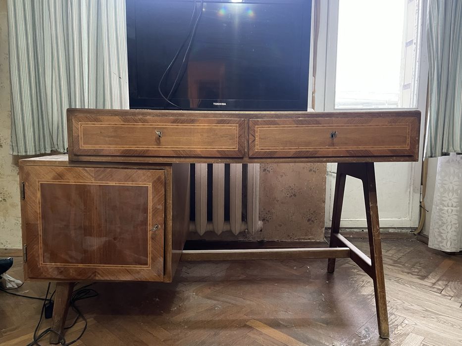 Радянські меблі (серванти, шафи, полиці, письмовий стіл, комод)