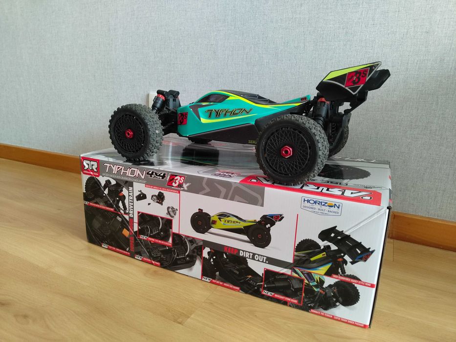 Arrma Typhon blx4x4 223s 1/8 brushless
