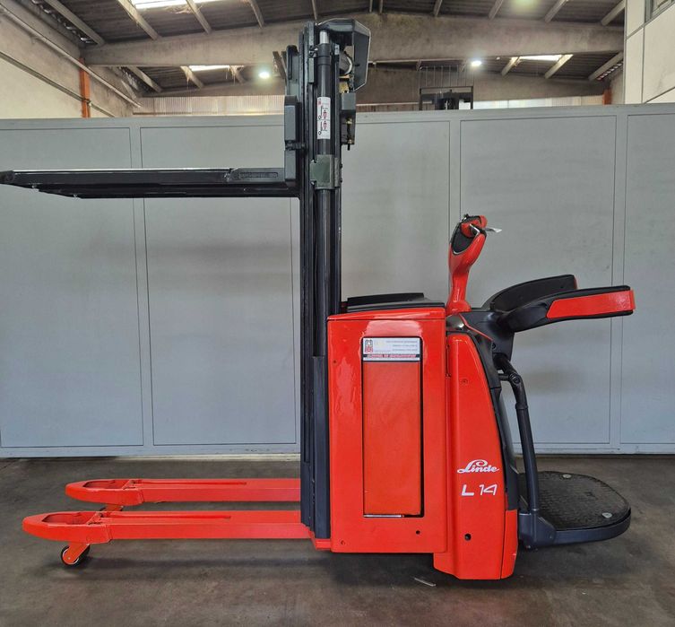 Stacker elétrico Linde