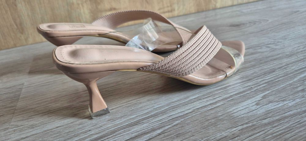Letnie klapki na szpilce z materiałowym paskiem r. 39 czółenka sandały