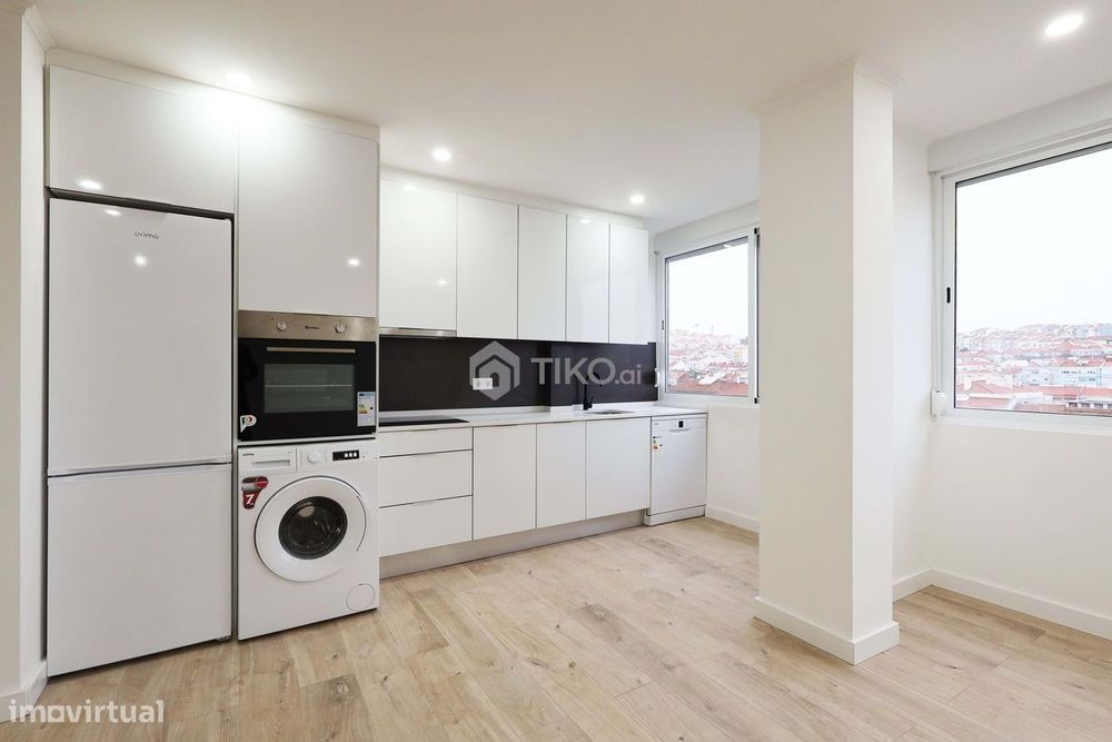 T4 Totalmente Remodelado Na Damaia – Pronto A Habitar | Localização E — Águas Livres, Lisboa