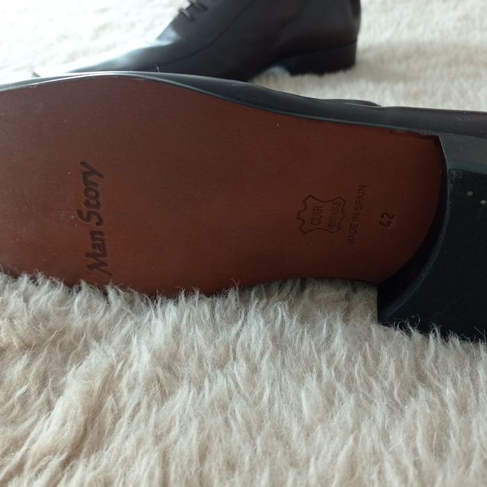 Sapatos em pele genuína