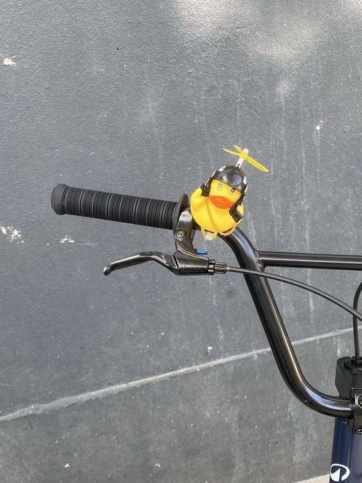 Bmx com oferta de quatro pedalairas e capacete tamnho S