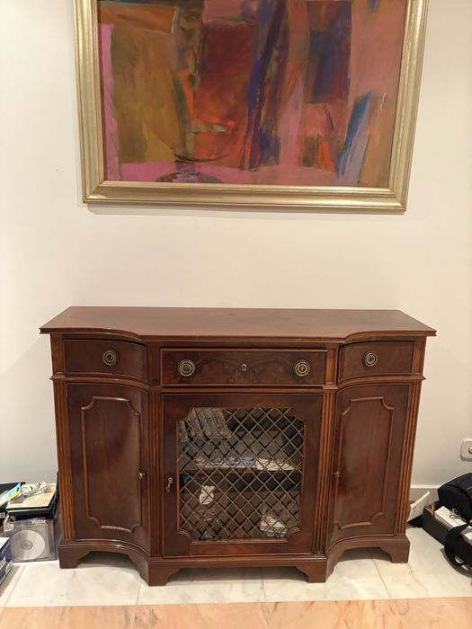 Credencia em excelente estaco.