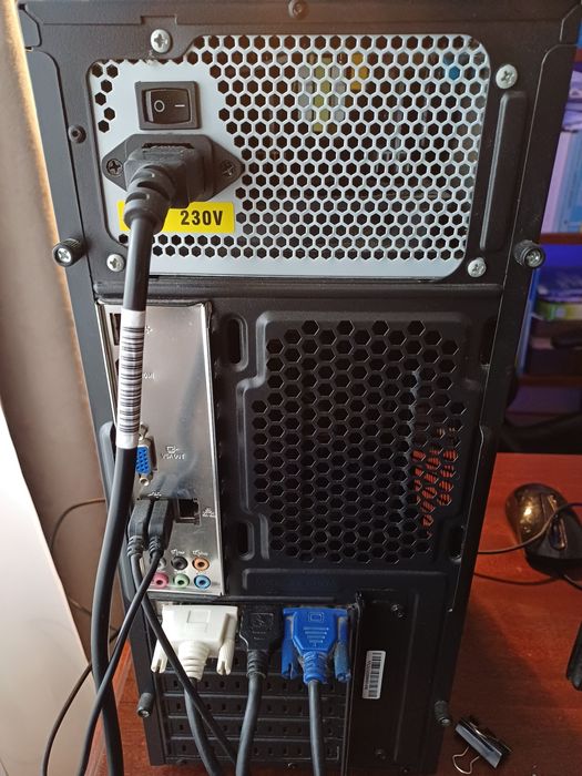 Torre de computador com monitor