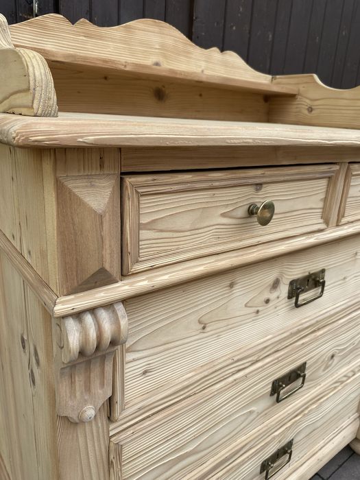 Stara komoda , lite surowe drewno.