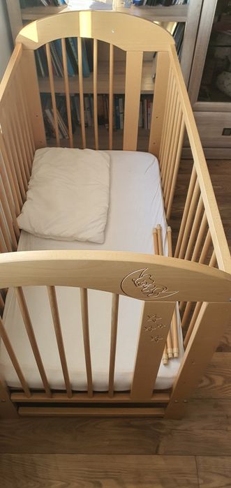 Łóżeczko solidne drewniane, stan b.dobry, regulowana wysokość