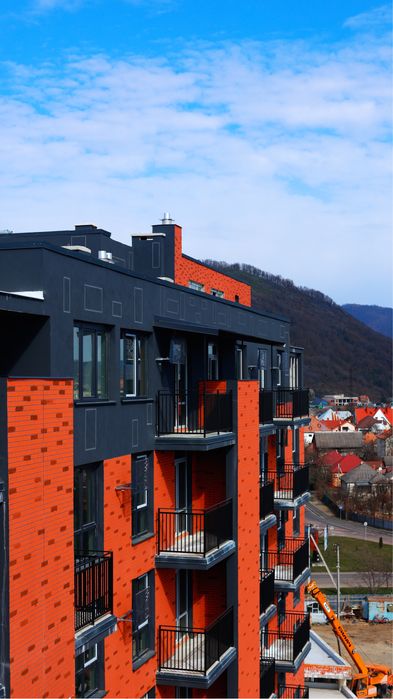 Простора трикімнатна квартира з панорамними вікнами