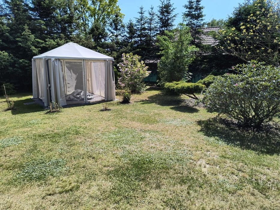 Dom nad jeziorem z bali drewniany z jacuzzi na pięknej działce