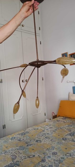 candeeiro suspenso com lâmpadas em lágrimas