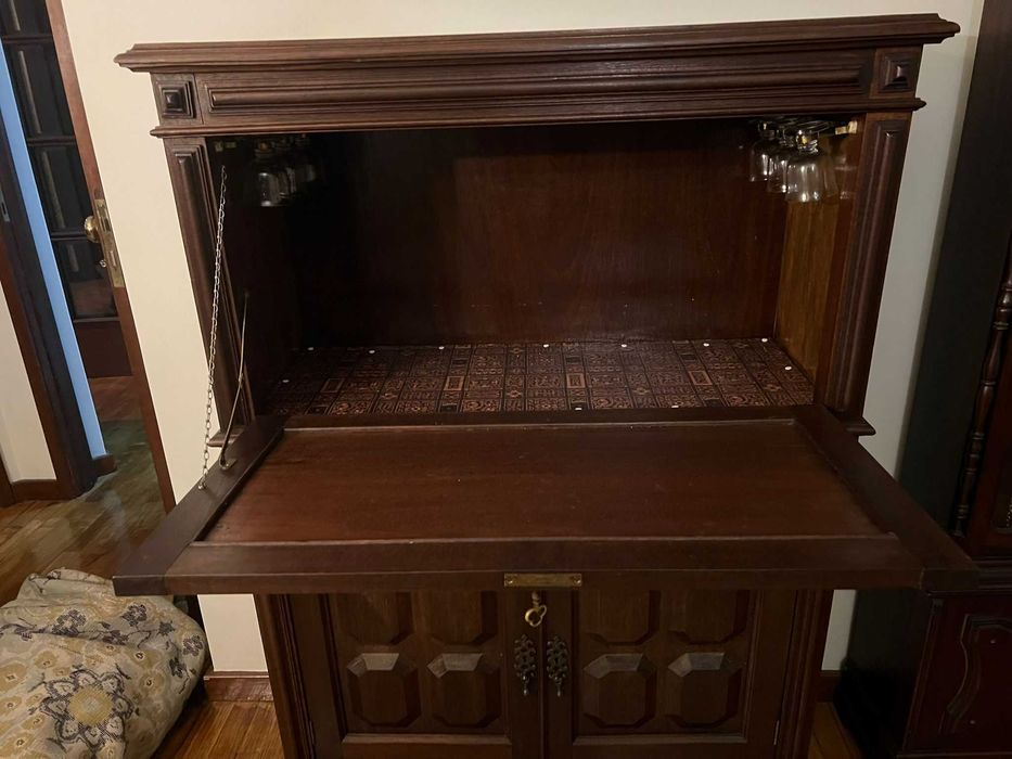 Elegante Móvel Bar em Madeira Maciça – Estilo Clássico com Talha