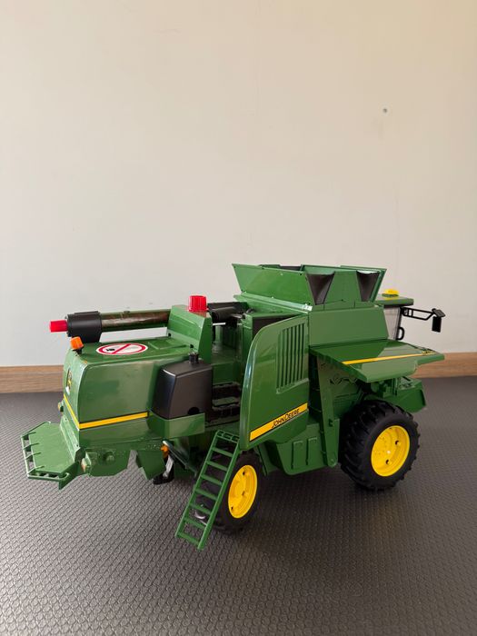 Kombajn John Deere T670i Bruder 02132 – Skala 1:16, Stan Idealny + Wózek