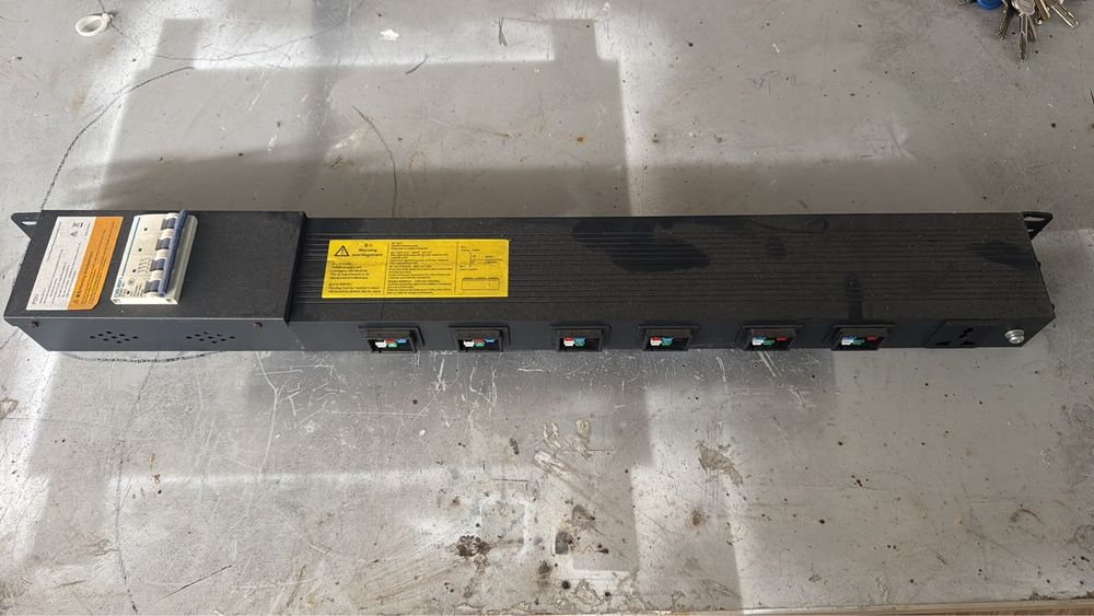 PDU Trifásica 63A 6 Saídas para Antminer T21 / ASIC Mining