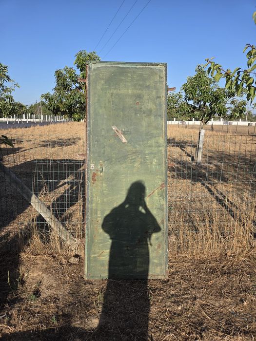 Porta em ferro com aro de fixação.