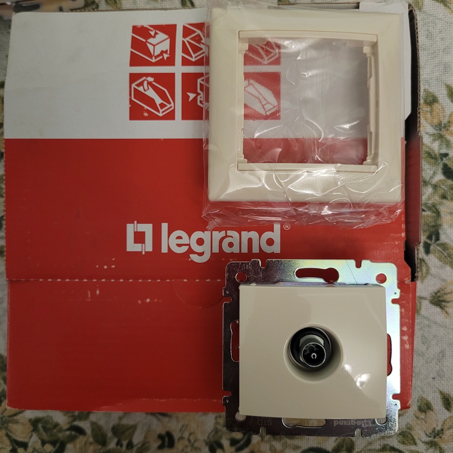 Розетка антенна з рамкою Legrand Valena слонова кістка: 500 грн ...
