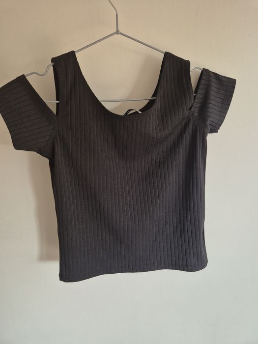Bluzka / crop top czarna z wyciętymi ramionami
