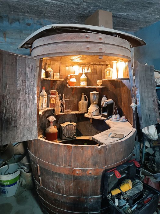 Bar e garrafeira em pipo enorme