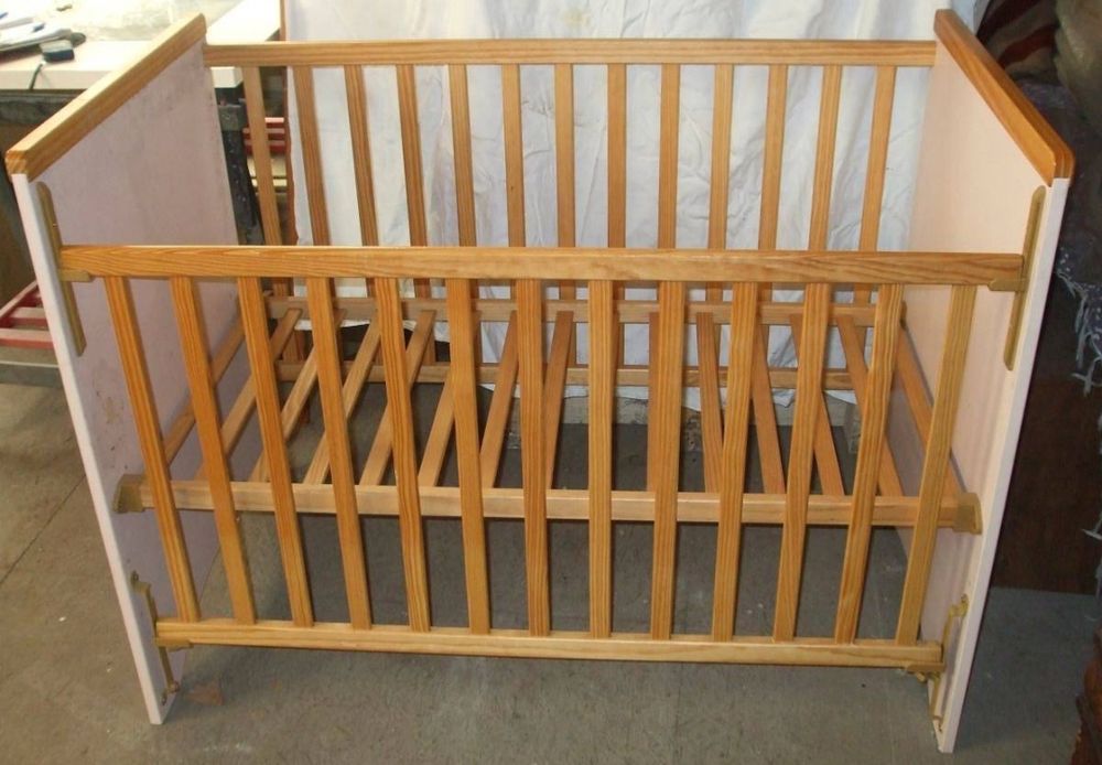 Berço em perfeito estado de conservação com medidas 65x1,25m cor rosa