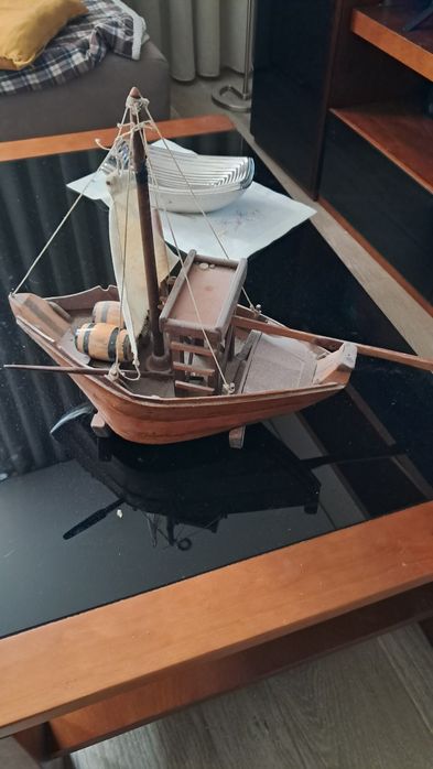 Barco artesanal tipo rebelo com pipas