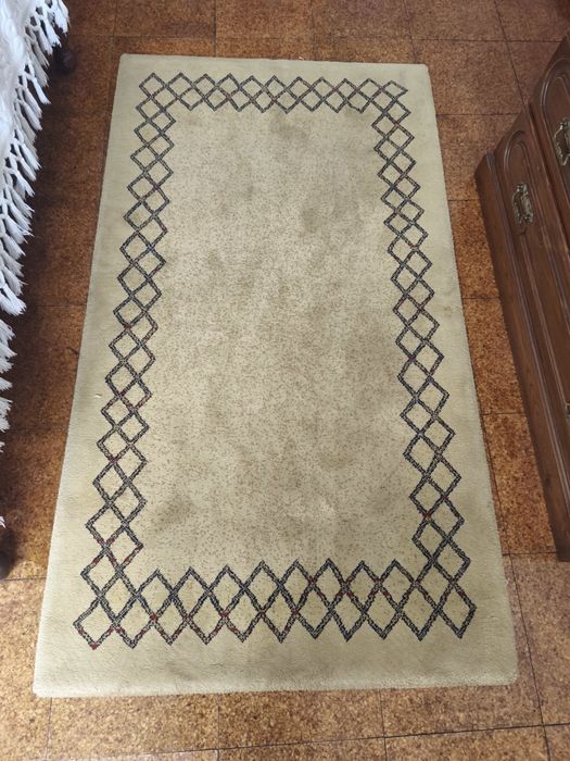 Carpete castanho com trabalhado á volta