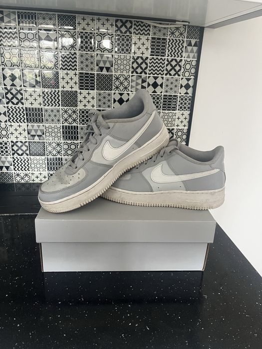 Sprzedam buty biało szare air force .