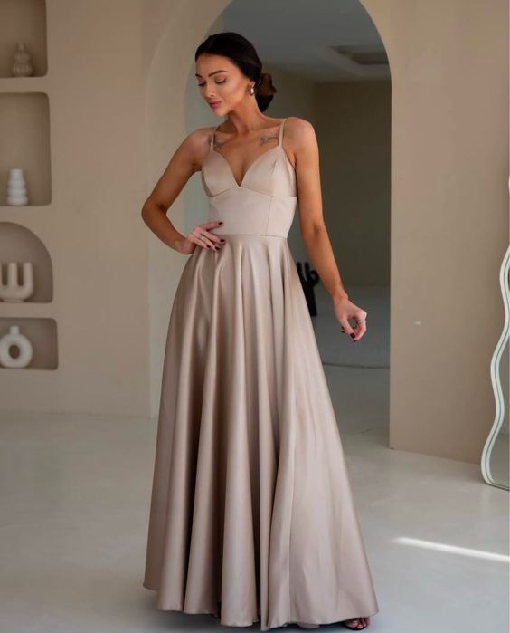 Вечірня сукня з розрізом на ніжці