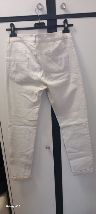 Spodnie białe. Damskie