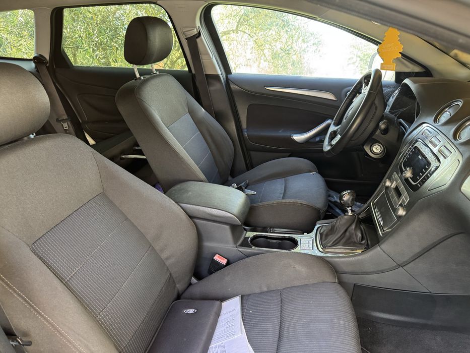 Ford Mondeo diverso material
