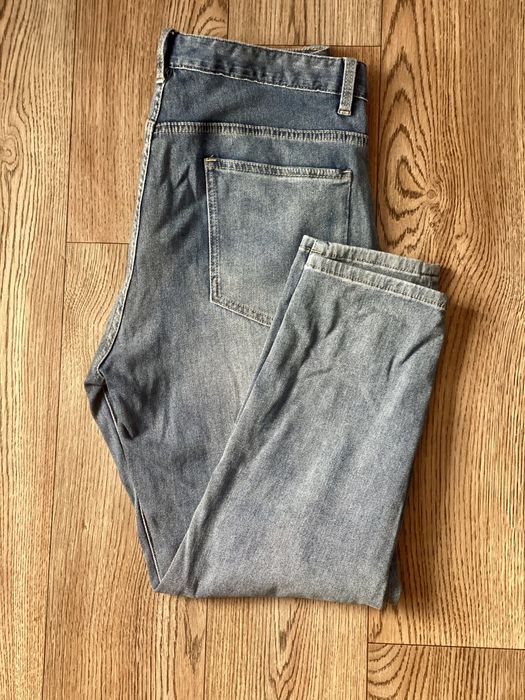 Чоловічі джинси світло-блакитного кольору з потертостями