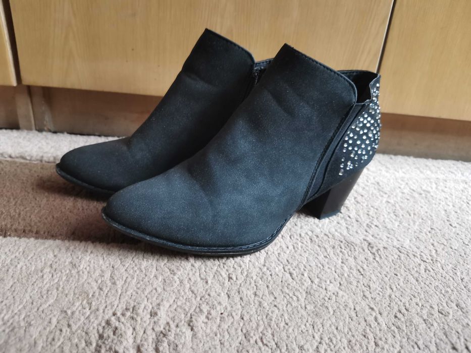 Czarne botki na niskim obcasie