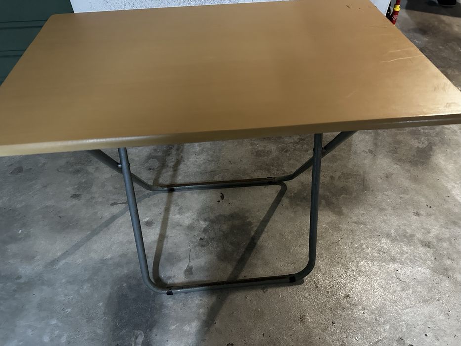 Mesa pequena de abrir e fechar