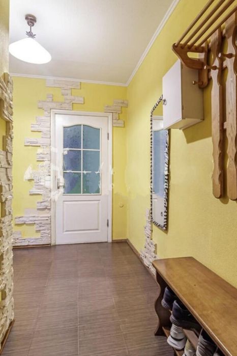 1-ка постійно є опалення і горяча вода, без комісії. м. Житомирська.