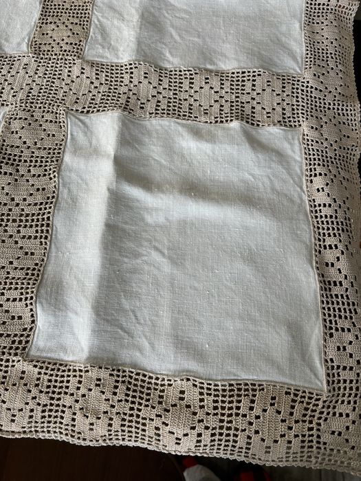 Toalha de mesa com quadrados de linho e renda manual