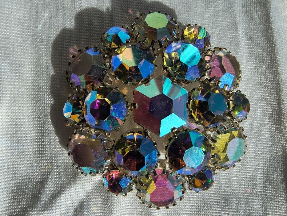Брошка вінтажна з райдужними скляними кристалами Aurora Borealis