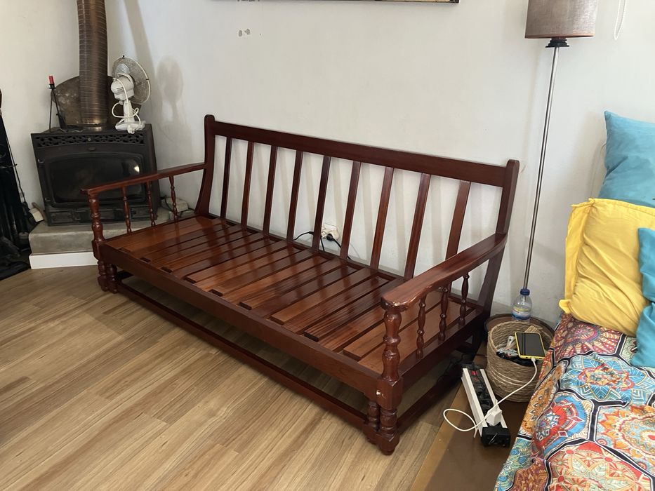 Sofá cama em madeira