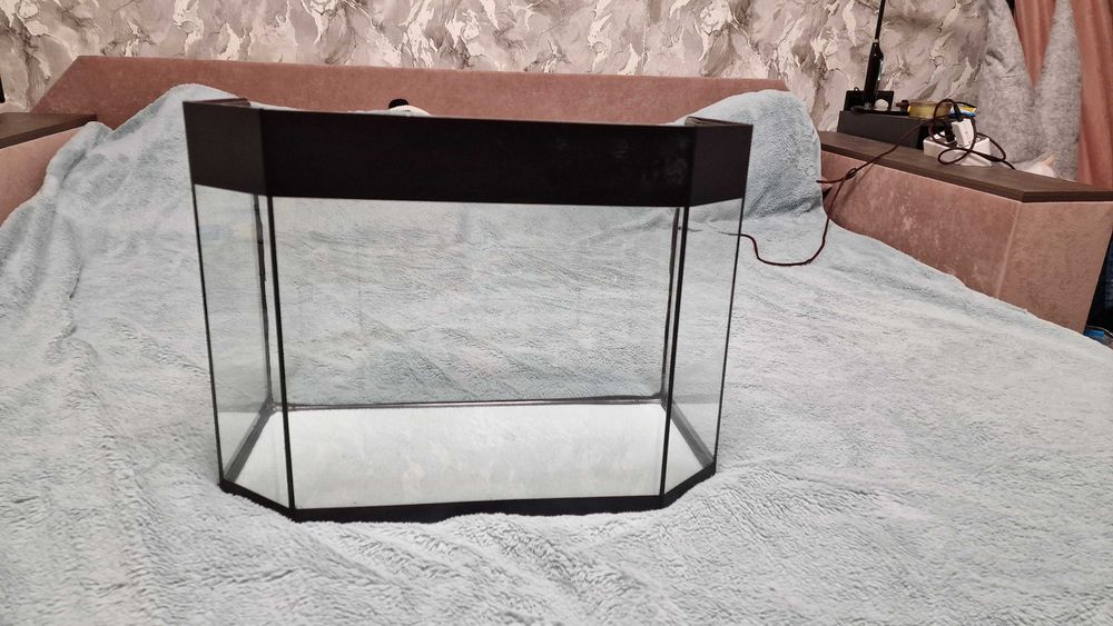 Акваріум приблизно 45 літрів