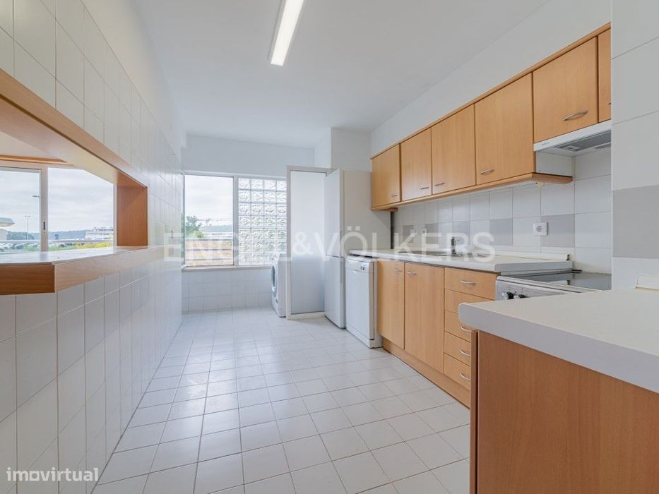 Espaçoso T2 com garagem e arrecadação