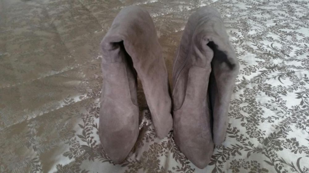 Botas cinzentas claras, de cano alto e salto de cunha. Novas!!