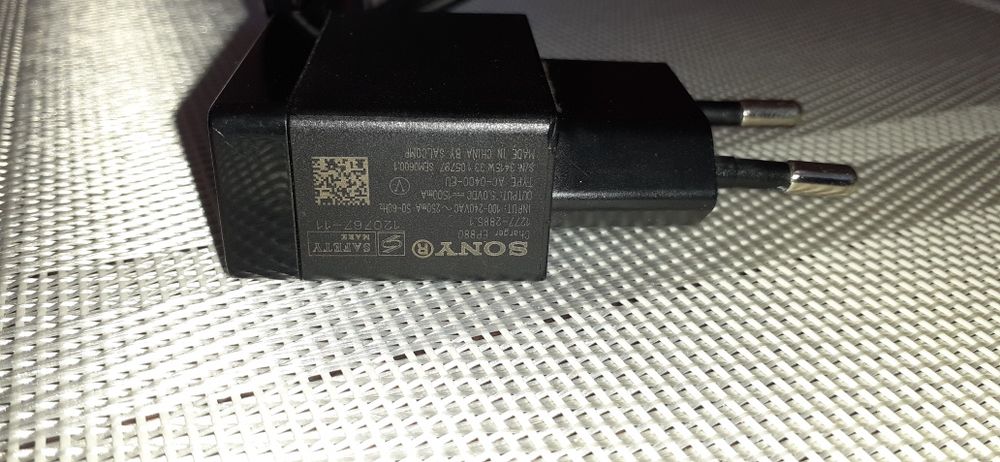 Ładowarka sieciowa Sony z kablem microusb