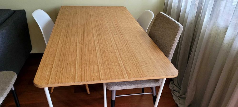 Mesa com tampo de madeira e pernas de metal + 4 cadeiras