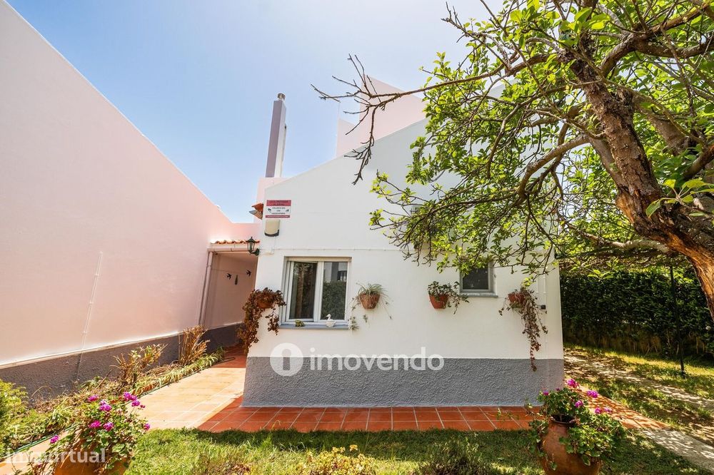Moradia T4 isolada, totalmente mobilada e equipada, em Queijas