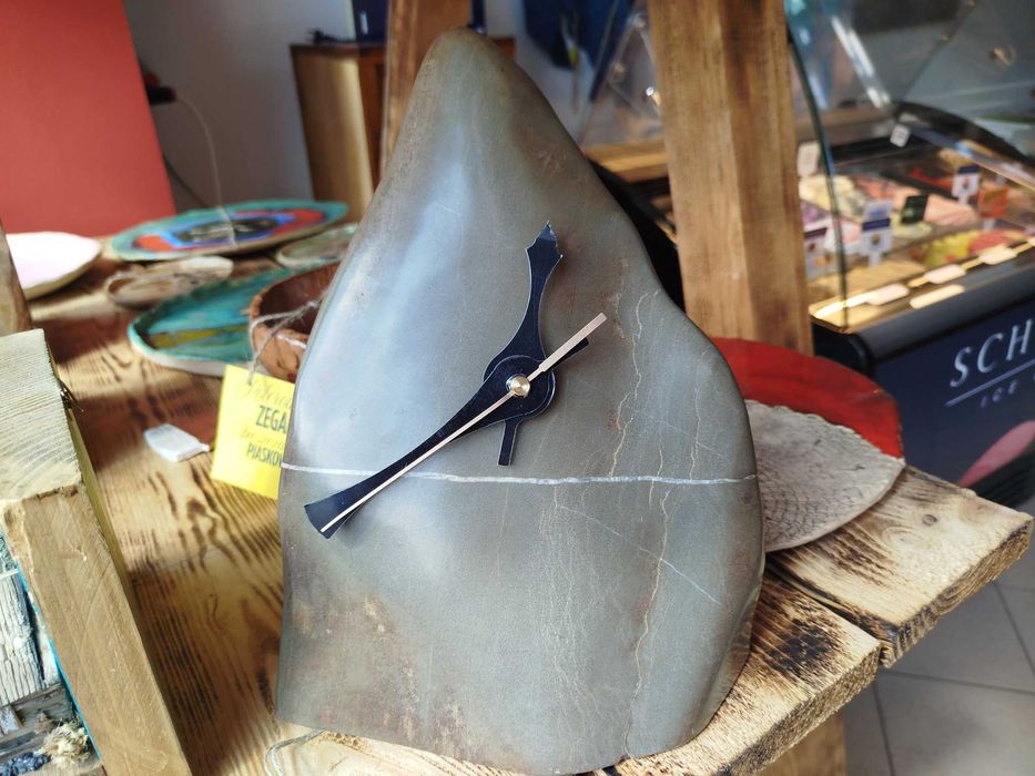 Zegar z oszlifowanego piaskowca bieszczadzkiego