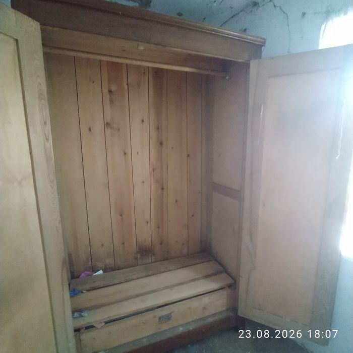 Продається шафа, уже антикваріат. Залізці. Тернопільський район.