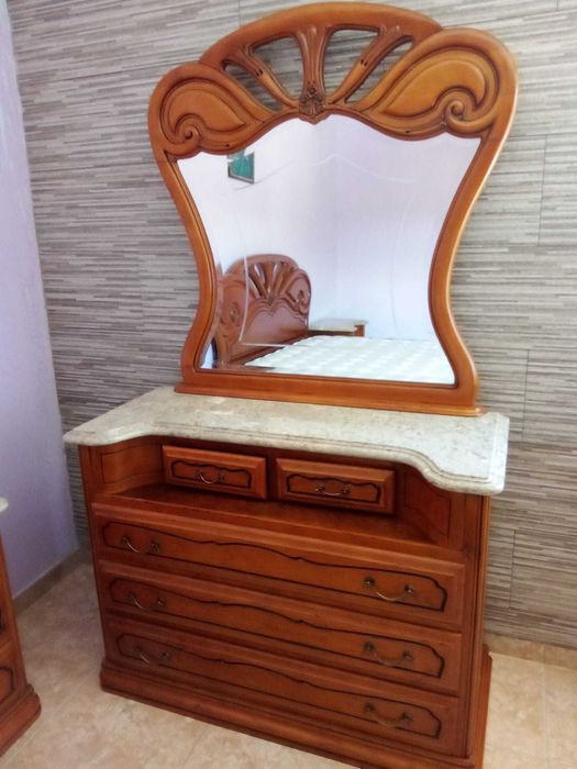 Mobília de quarto em castanho em bom estado de conservação