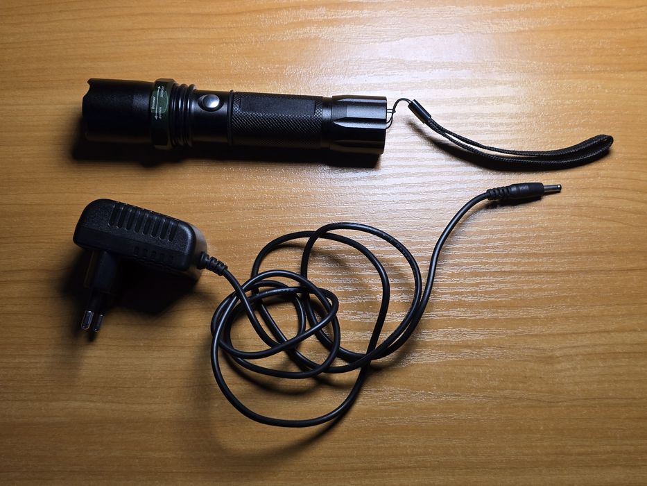 Metalowa bardzo mocna latarka UV na akumulator