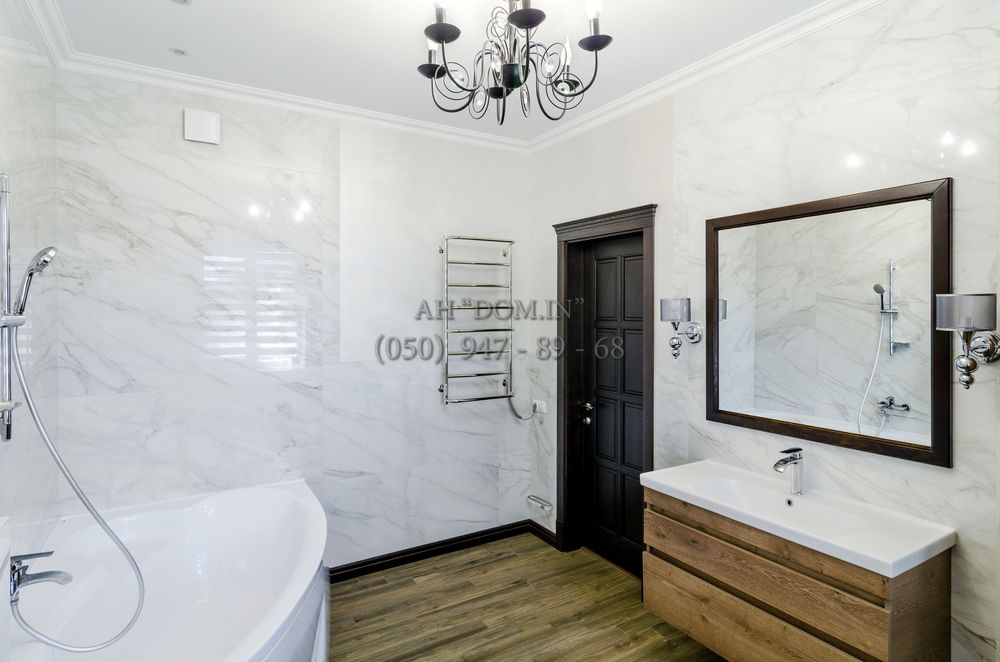 Сучасний будинок біля річки