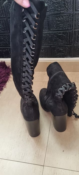 Botas pretas de camurça